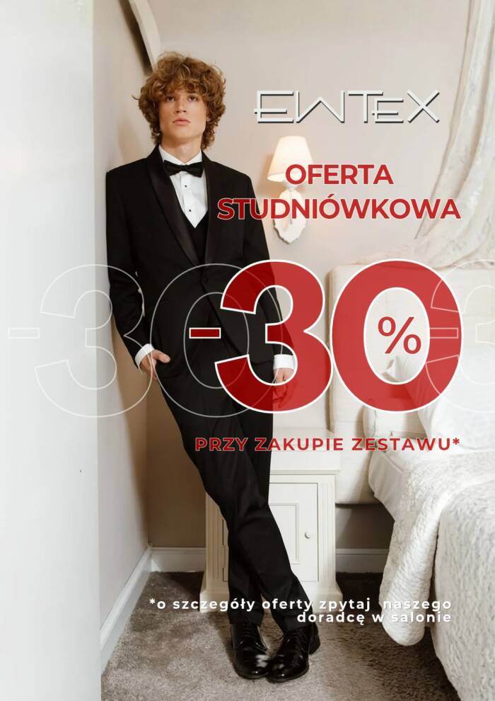 Młody mężczyzna w eleganckim czarnym garniturze stoi w jasnym, stylowym wnętrzu. Na grafice widoczne są duże czerwone napisy „–30%” oraz komunikat o ofercie studniówkowej marki EWTEX.