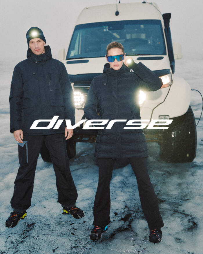 Model i modelka w outdoorowych kurtkach Diverse EVO Series AW25/26 stoją przed terenowym samochodem na ośnieżonej nawierzchni.