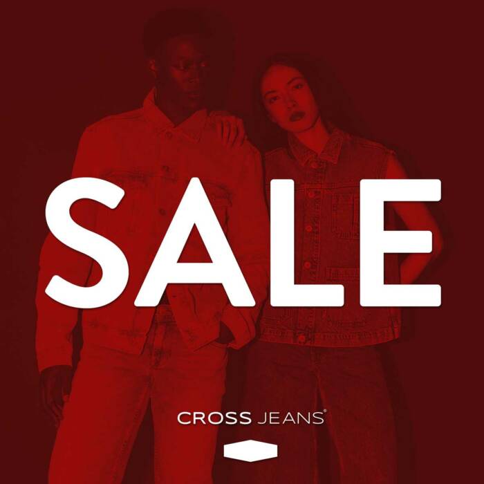Dwie osoby w stylizacjach Cross Jeans na czerwonym tle z dużym napisem SALE.