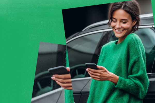 modnie ubrana kobieta stojąca przy aucie i patrząca w telefon