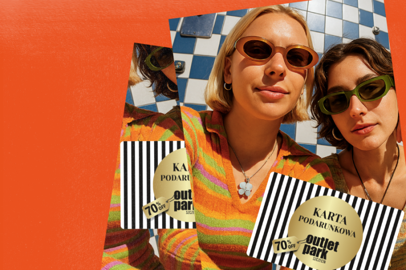 młode osoby trzymające kartę podarunkową outlet park na pomarańczowym tle