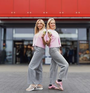 dwie kobiety tak samo ubrane przed wejściem do outlet park szczecin