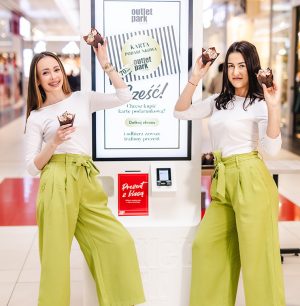 hostessy promujące kartę podarunkową outlet park szczecin