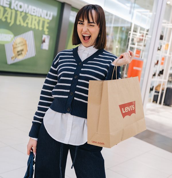 kobieta w outlet park szczecin z torebką zakupową levis