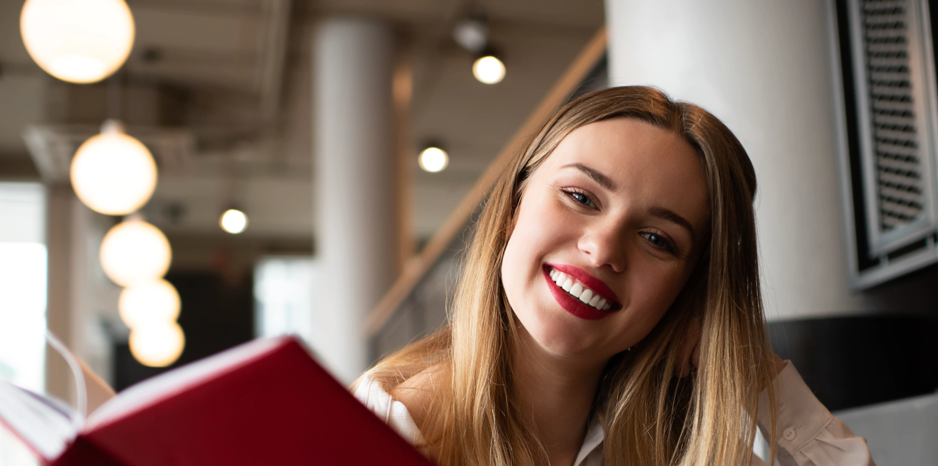kobieta z książką w kawiarni