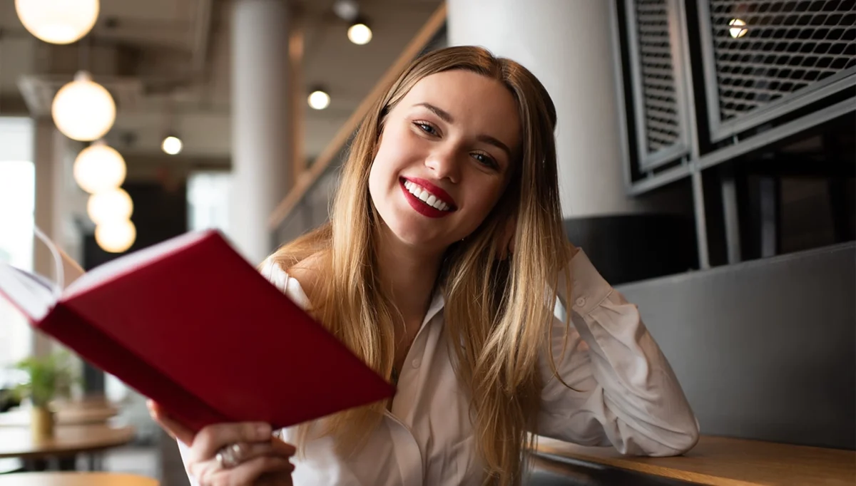 kobieta z książką w kawiarni