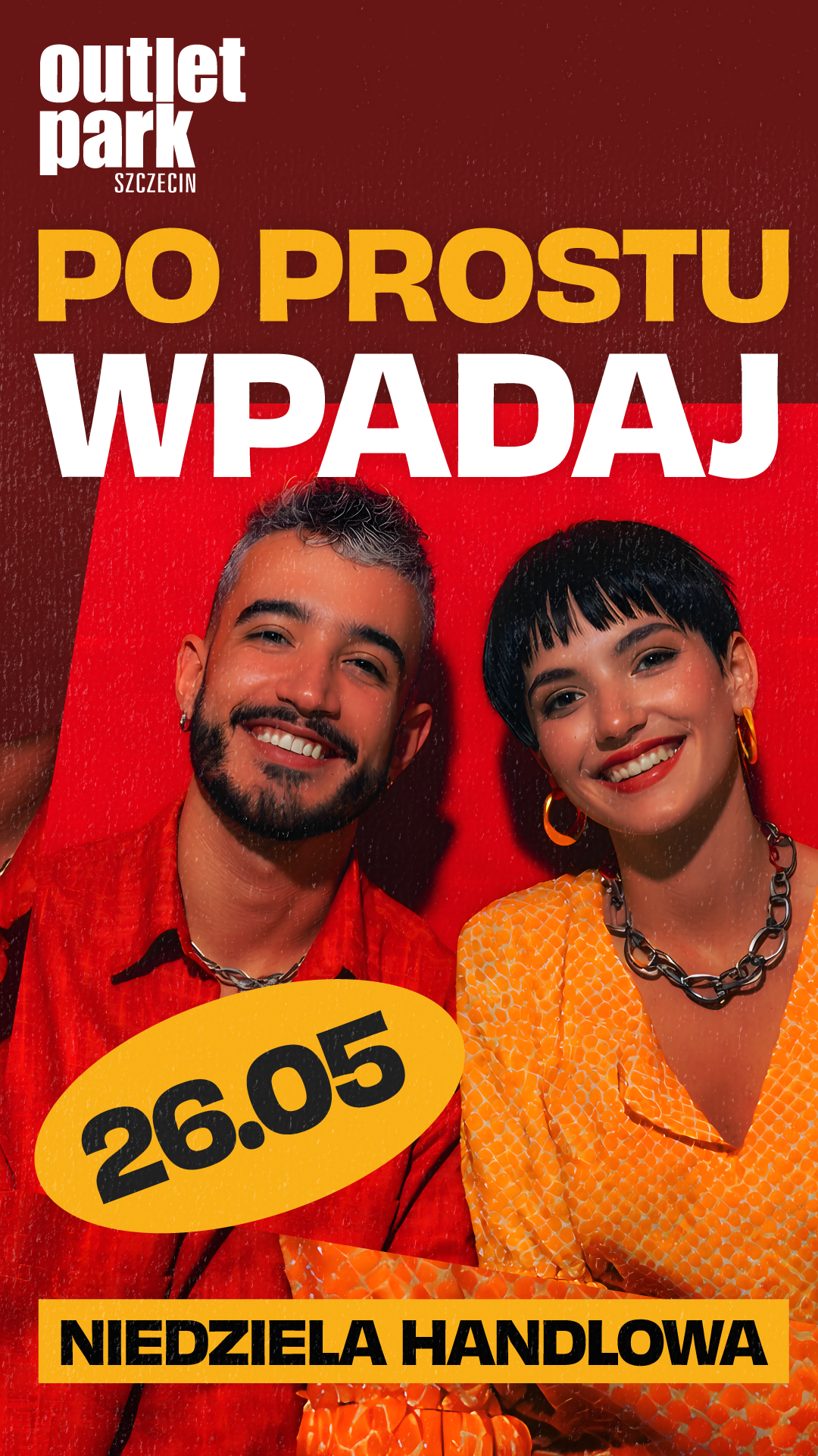 Uśmiechnięta para na kolorowej grafice promującej niedzielę handlową