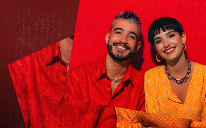 Uśmiechnięta para na kolorowej grafice promującej niedzielę handlową