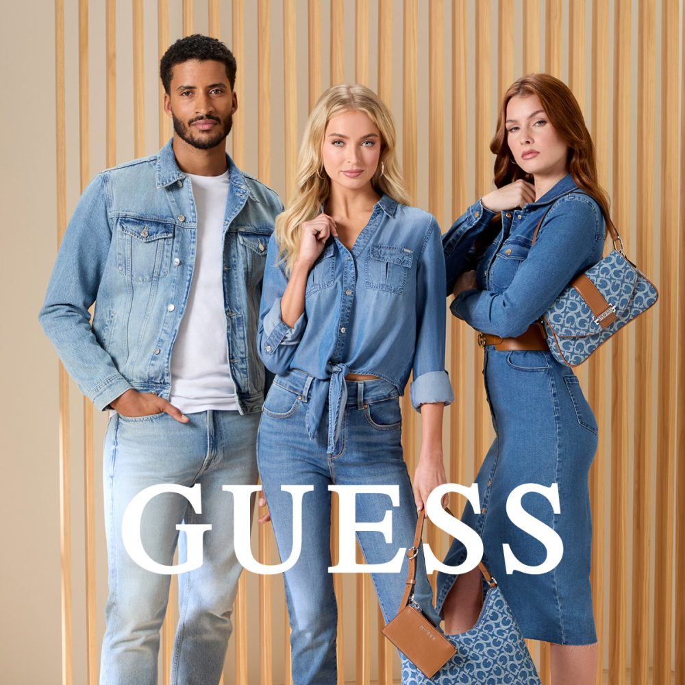Modele w jeansowych stylizacjach GUESS Outlet dla kobiet i mężczyzn