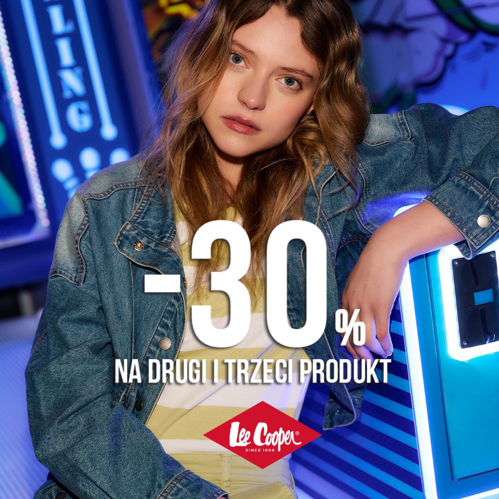 Kobieta w jeansowej kurtce Lee Cooper na tle neonów