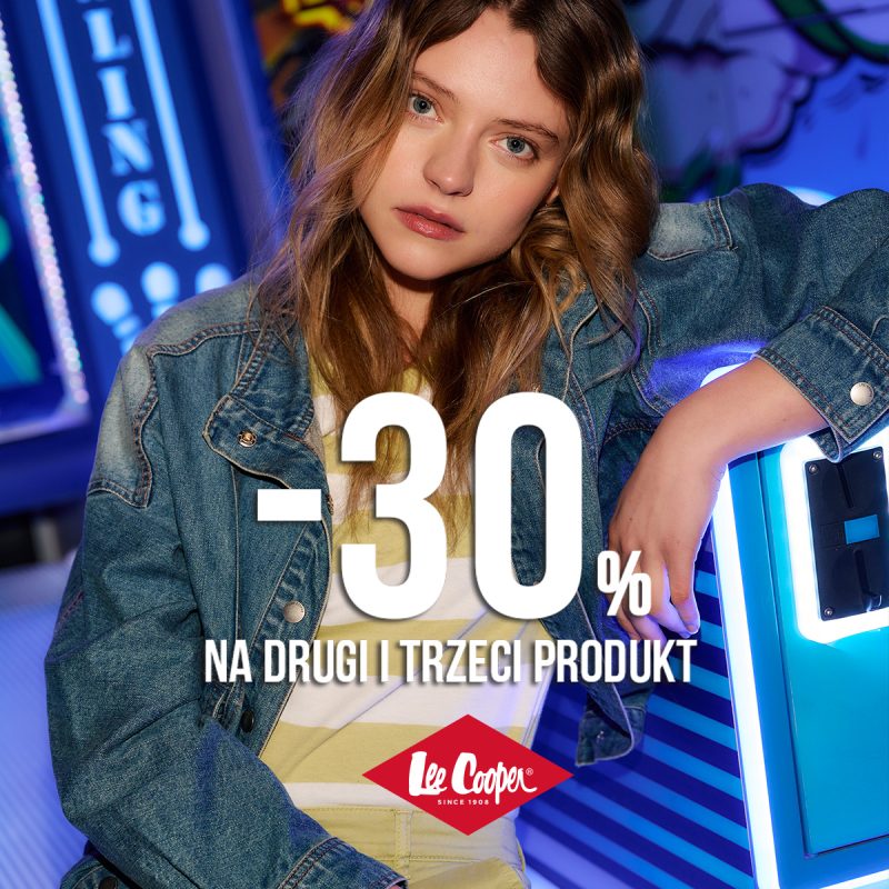 Kobieta w jeansowej kurtce Lee Cooper na tle neonów