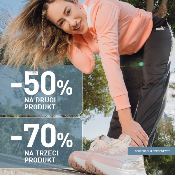Dziewczyna w sportowym stroju Puma, różowa bluza i sneakersy