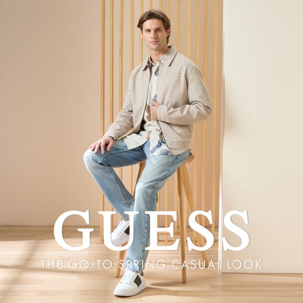 Mężczyzna w casualowej stylizacji GUESS wiosna-lato