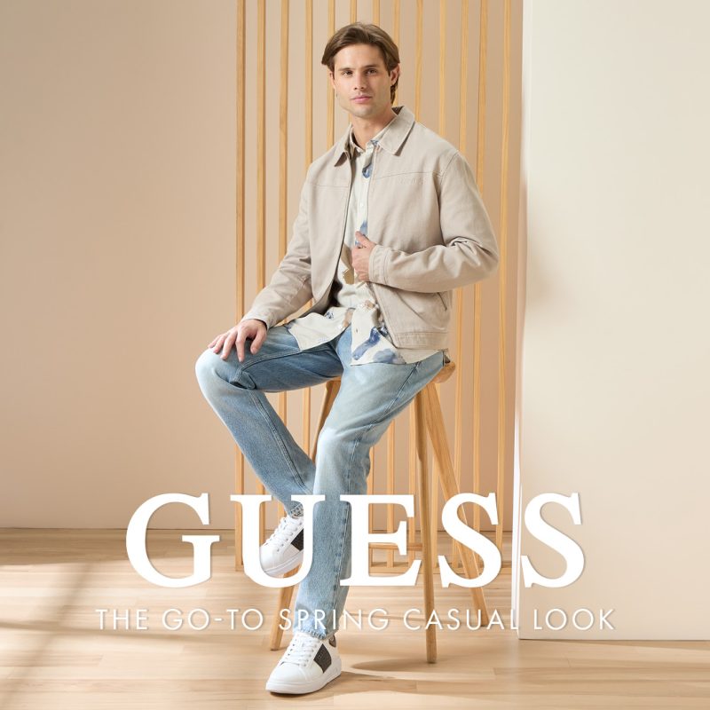 Mężczyzna w casualowej stylizacji GUESS wiosna-lato