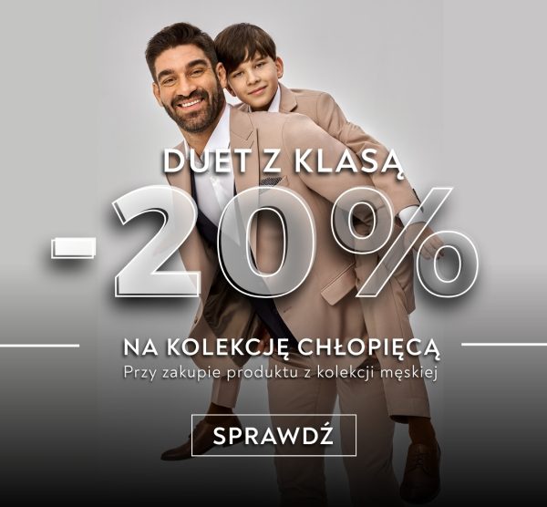 Uśmiechnięty mężczyzna z chłopcem na plecach, obaj w eleganckich beżowych garniturach. Na grafice widoczny napis 'Duet z klasą -20% na kolekcję chłopięcą przy zakupie produktu z kolekcji męskiej'.