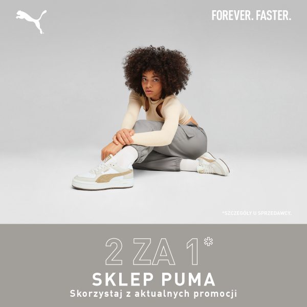 Modelka w sportowych butach PUMA siedzi na podłodze