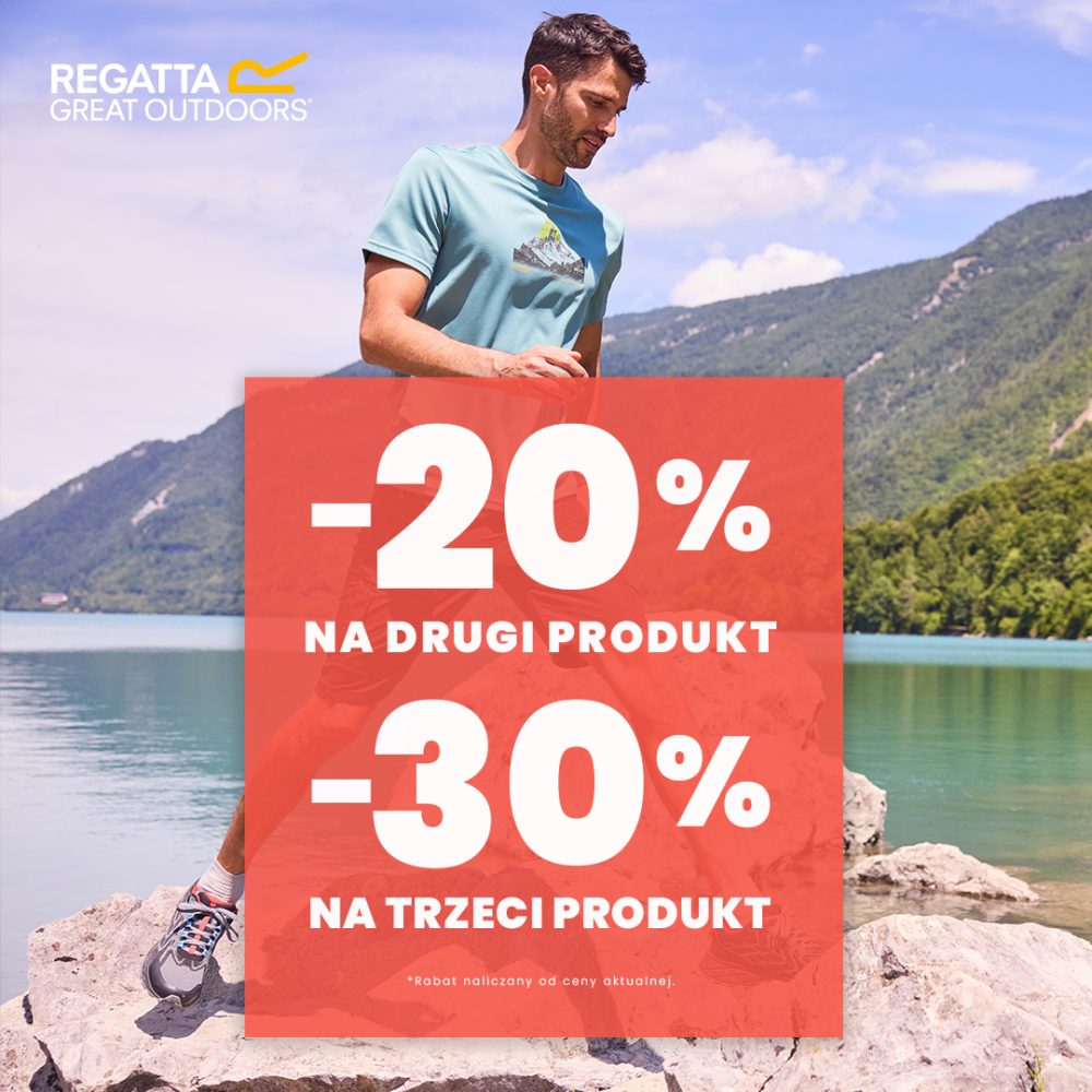 Mężczyzna w turkusowej koszulce Regatta, stojący nad jeziorem w górskim krajobrazie, z czerwoną planszą informującą o zniżkach -20% na drugi i -30% na trzeci produkt.