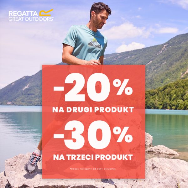 Mężczyzna w turkusowej koszulce Regatta, stojący nad jeziorem w górskim krajobrazie, z czerwoną planszą informującą o zniżkach -20% na drugi i -30% na trzeci produkt.