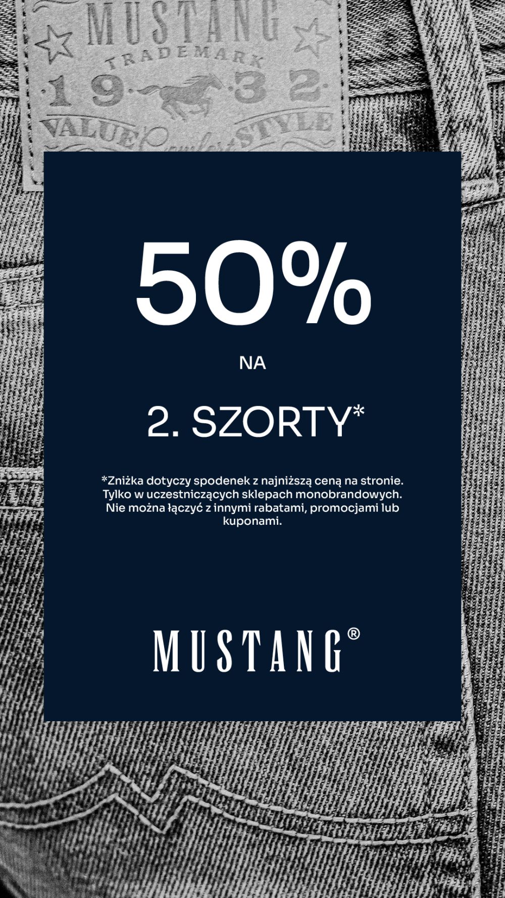 Grafika przedstawia promocję marki Mustang, oferującą 50% zniżki na drugie szorty, na tle jeansowego materiału.