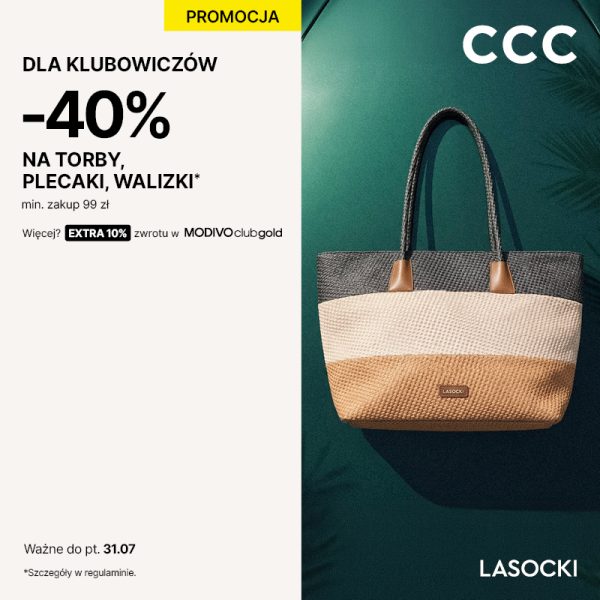 Duża, pleciona torba plażowa w paski w odcieniach beżu, bieli i szarości, z brązowymi uchwytami, leżąca na tle w kolorze turkusowym. Obok niej widoczny tekst promocyjny: 'DLA KLUBOWICZÓW -40% NA TORBY, PLECAKI, WALIZKI* min. zakup 99 zł'.