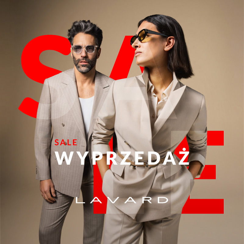 Dwie osoby, kobieta i mężczyzna, w eleganckich, jasnych garniturach Lavard. W tle czerwony napis SALE i WYPRZEDAŻ.