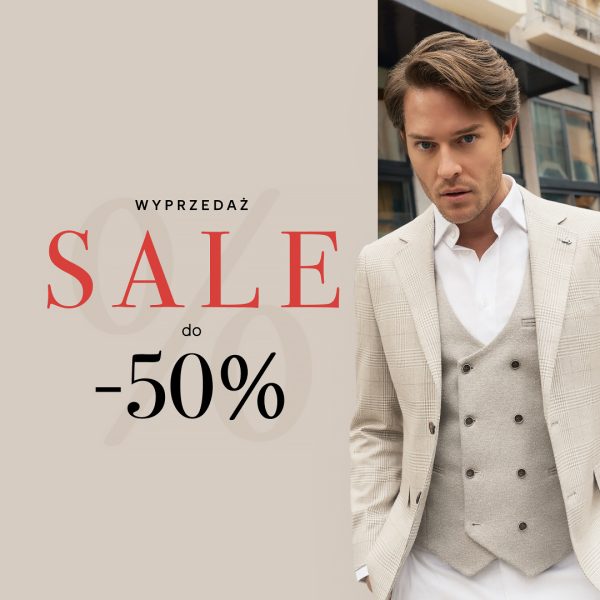 Mężczyzna w eleganckim, beżowym garniturze z kamizelką, na tle miejskiego krajobrazu. Obok niego napis 'WYPRZEDAŻ SALE do -50%'.