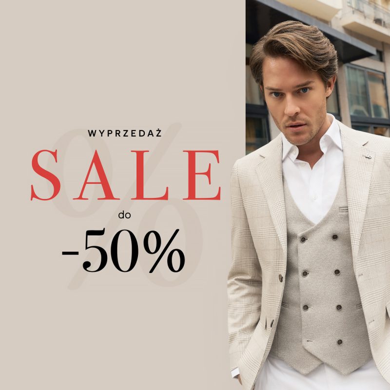 Mężczyzna w eleganckim, beżowym garniturze z kamizelką, na tle miejskiego krajobrazu. Obok niego napis 'WYPRZEDAŻ SALE do -50%'.