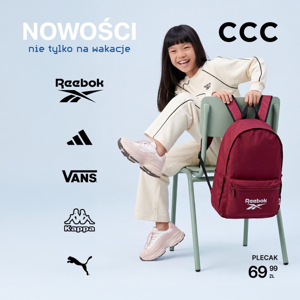 Uśmiechnięta dziewczynka siedząca na krześle obok plecaka Reebok, z logo marek Reebok, Adidas, Vans, Kappa, Puma oraz ceną 69.99 zł za plecak.