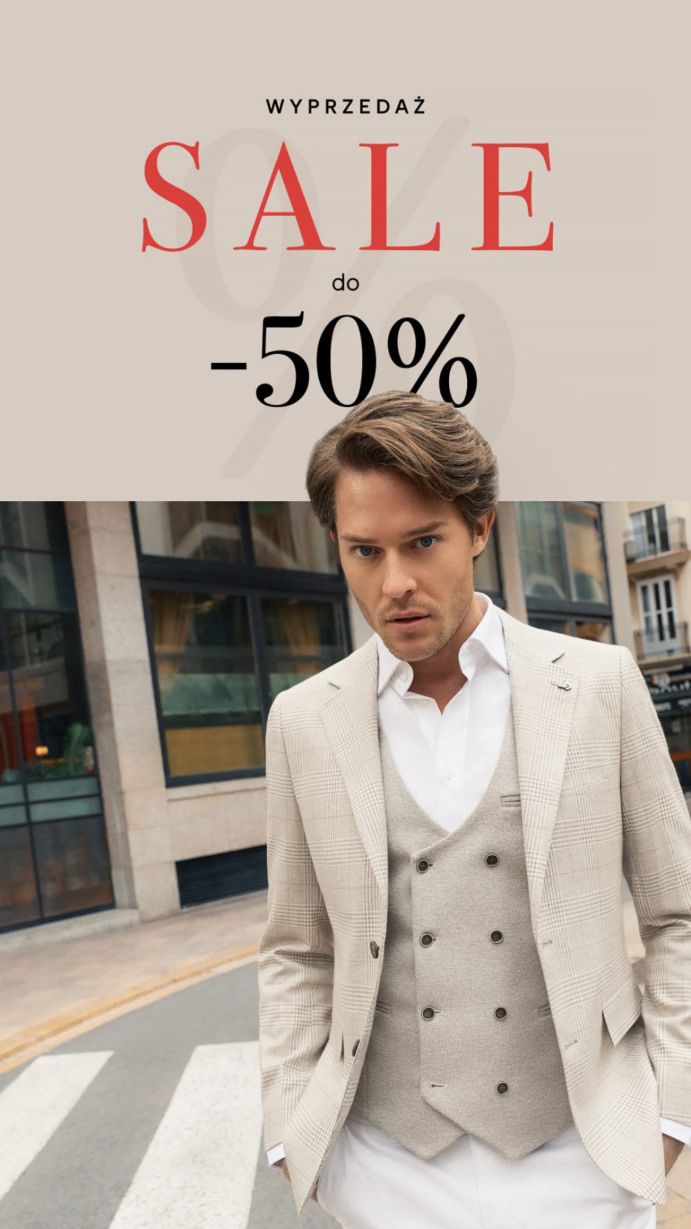 Mężczyzna w eleganckim, beżowym garniturze z kamizelką, na tle miejskiego krajobrazu. Obok niego napis 'WYPRZEDAŻ SALE do -50%'.