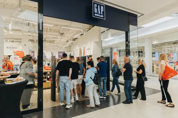 Kolejka klientów przed wejściem do salonu GAP Outlet w dniu otwarcia w Outlet Park Szczecin