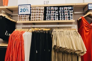 Koszulki GAP Original i ekspozycja damska z tabliczką 20% rabatu na wielkie otwarcie