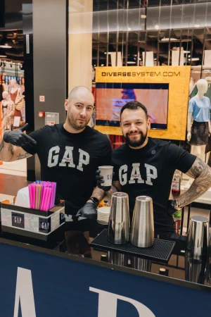 Barmani w koszulkach GAP przygotowują napoje na otwarcie salonu w Outlet Park Szczecin
