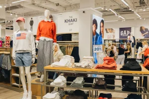 Strefa The Khaki Shop z manekinami i ekspozycją ubrań w salonie GAP Outlet w Outlet Park Szczecin