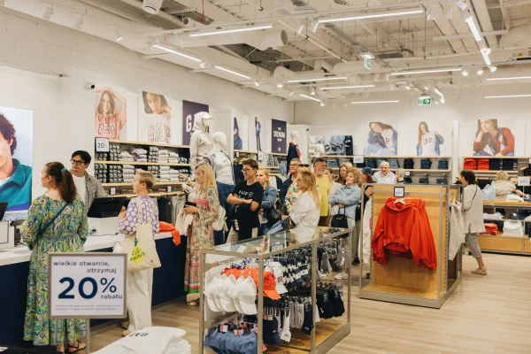 Klienci w salonie GAP Outlet w Outlet Park Szczecin, w tle strefy Gap Logo Shop i The Denim Shop