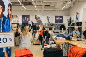 Ekspozycja dżinsu w strefie The Denim Shop w salonie GAP Outlet w Outlet Park Szczecin
