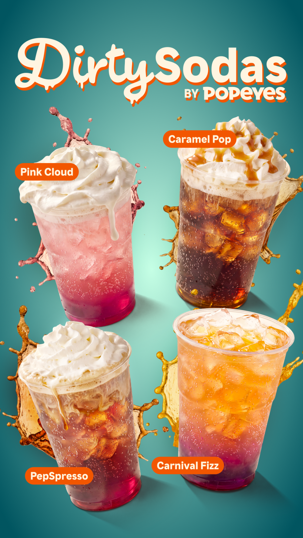 Cztery kubki z napojami Dirty Sodas od Popeyes: Pink Cloud, Carnival Fizz, PepSpresso, Caramel Pop, z bitą śmietaną i rozbryzgującymi się płynami.