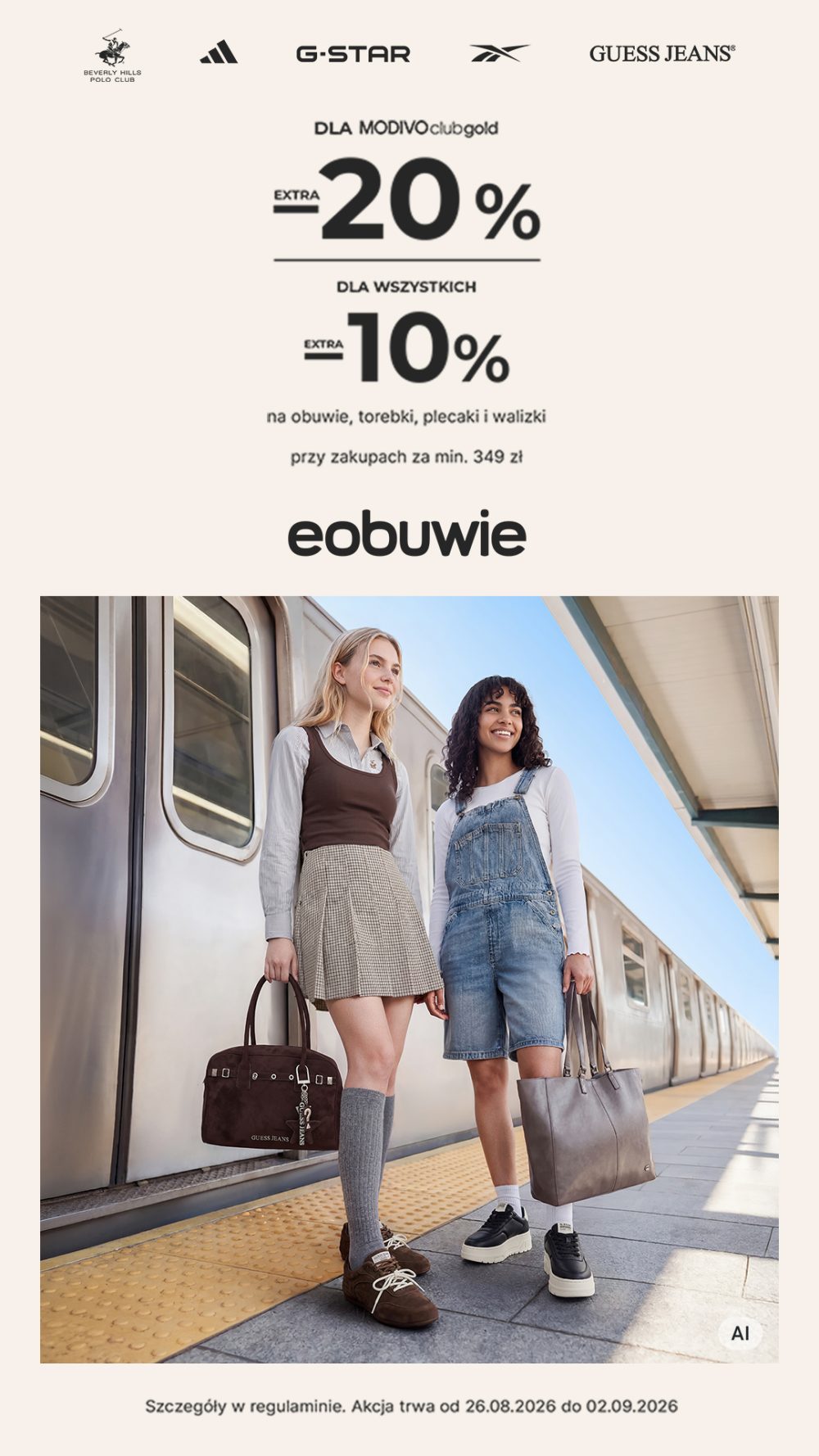 Dwie uśmiechnięte kobiety z torebkami stojące na peronie, obok nich logo eobuwie.pl i informacje o promocj