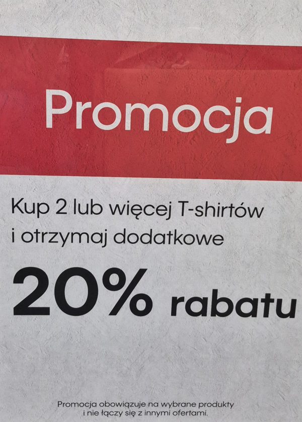 Plakat promocyjny z napisem 'Promocja Kup 2 lub więcej T-shirtów i otrzymaj dodatkowe 20% rabatu'