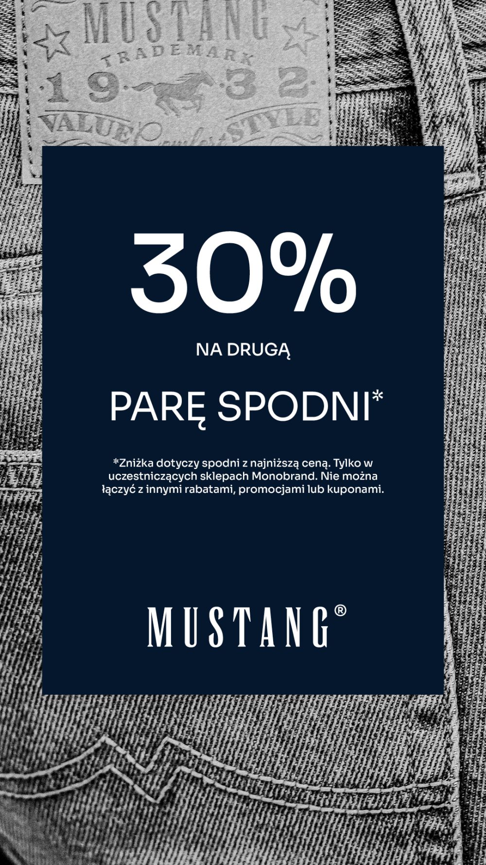 Ciemnoniebieska grafika z białym napisem '30% NA DRUGĄ PARĘ SPODNI' na tle jeansów, z logo Mustang.