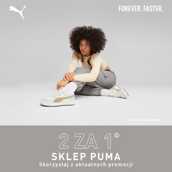 Młoda kobieta w sportowym stroju i butach Puma, siedząca na podłodze, z logo Puma i hasłem 'FOREVER. FASTER.'