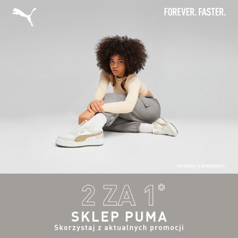 Młoda kobieta w sportowym stroju i butach Puma, siedząca na podłodze, z logo Puma i hasłem 'FOREVER. FASTER.'