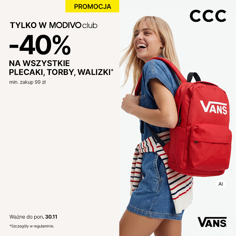 Uśmiechnięta kobieta w dżinsowym kombinezonie z czerwonym plecakiem Vans na plecach, obok informacja o promocji -40% na plecaki, torby i walizki w CCC dla członków Modivo Club.