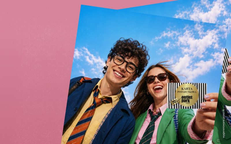 Uśmiechnięci nastolatkowie w kolorowych stylizacjach trzymają kartę podarunkową Outlet Park Szczecin podczas akcji Back to School.