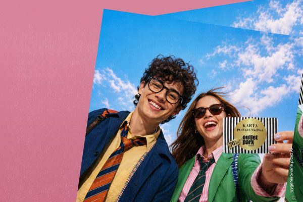 Uśmiechnięci nastolatkowie w kolorowych stylizacjach trzymają kartę podarunkową Outlet Park Szczecin podczas akcji Back to School.