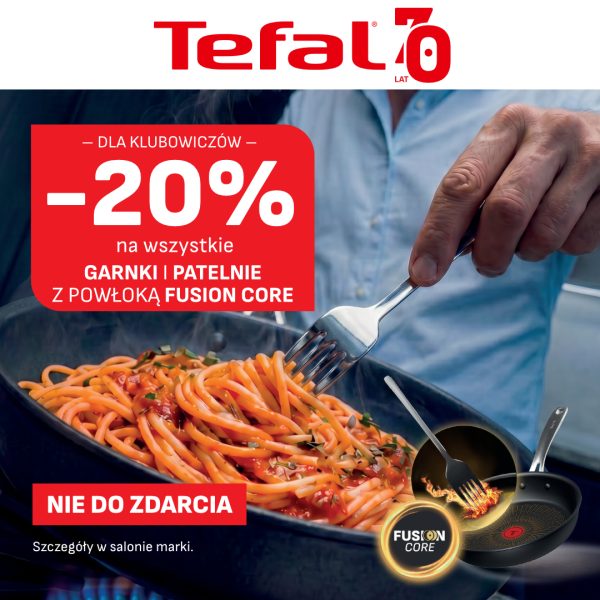 Mężczyzna miesza spaghetti w patelni Tefal z powłoką Fusion Core, obok widoczne inne patelnie z tej serii.