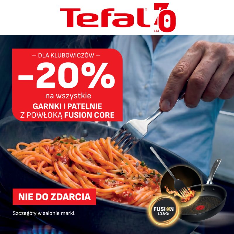 Mężczyzna miesza spaghetti w patelni Tefal z powłoką Fusion Core, obok widoczne inne patelnie z tej serii.