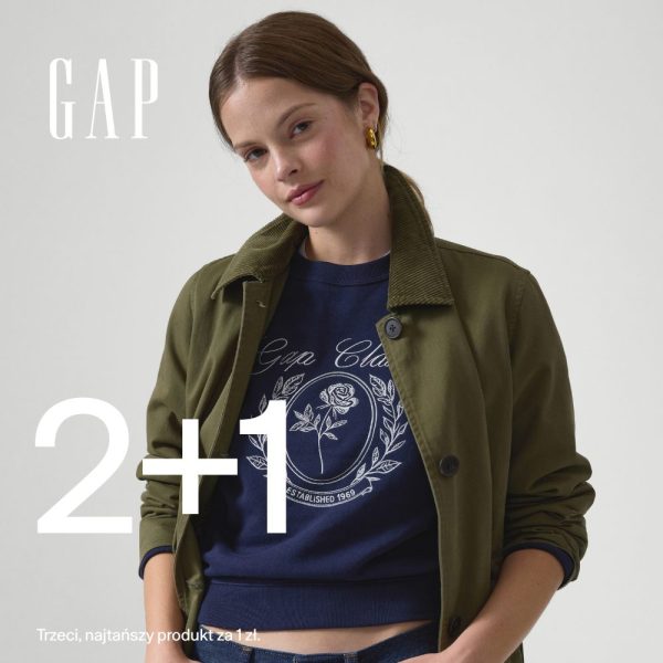 Kobieta w oliwkowej kurtce i granatowej bluzie GAP z napisem 2+1 – promocja GAP w Outlet Park Szczecin