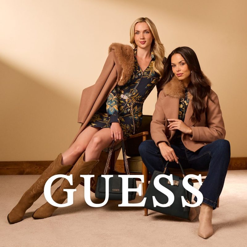 Dwie kobiety w jesiennych płaszczach i kozakach GUESS – nowa kolekcja GUESS Outlet w Outlet Park Szczecin