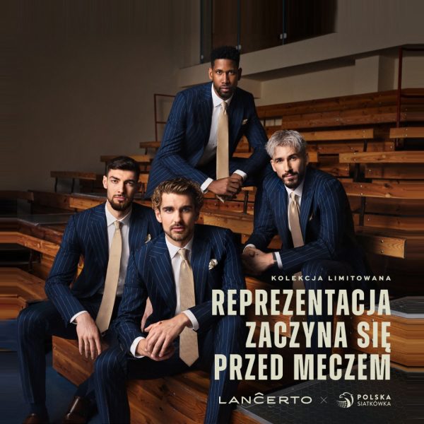 Four Polish national volleyball players in elegant, navy blue striped suits with beige ties sit on wooden benches in a sports hall. At the bottom of the graphic are the Lancerto and Polska Siatkówka logos.