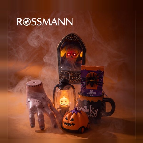Halloweenowe dekoracje z Rossmanna: sztuczna ręka, nagrobek z czaszką, latarnia, dynia LED, kubek z czekoladą